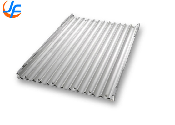 RK Bakeware China Foodservice 42465 Ticari 32 Kalıplı Camlı Alüminyumlu Çelik Klusterli Hot Dog Bun Pan